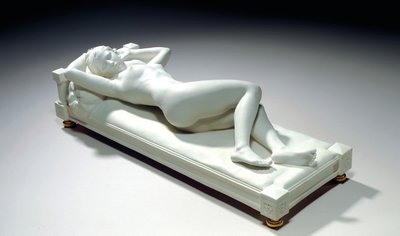Sevres-keksihahmo makaavasta alastonkuvasta "Le Repos" tekijältä Alfred Boucher