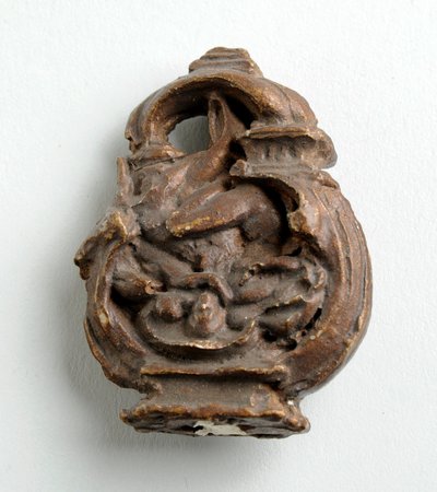 Maquette avaimen jouselle, jossa Cupido kuiskaa istuvalle tytölle: kolme luonnosta keskusryhmälle (kipsi) tekijältä Alfred Gilbert