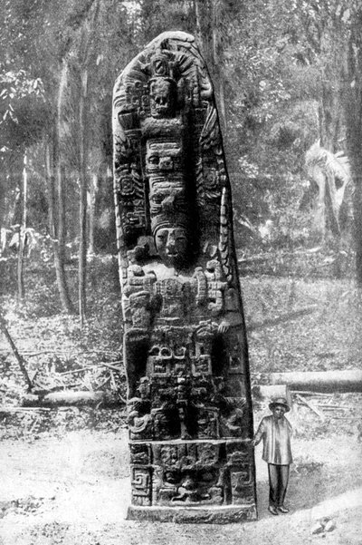 Mysteerimonoliitti Quiriguan aarniometsässä, Guatemalassa, 1922. tekijältä Alfred P Maudsley