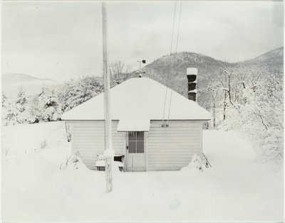 Ensimmäinen lumi ja pieni talo tekijältä Alfred Stieglitz