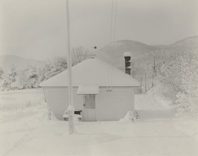 Ensimmäinen lumi ja pieni talo tekijältä Alfred Stieglitz