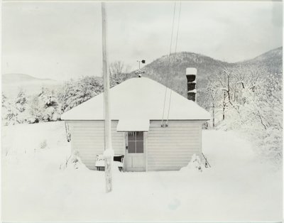 Ensimmäinen lumi ja pieni talo, 1923. tekijältä Alfred Stieglitz