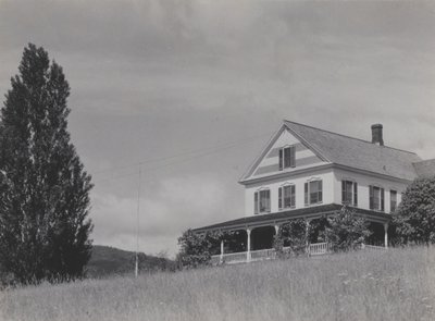 Talo kukkulalla, Lake George tekijältä Alfred Stieglitz