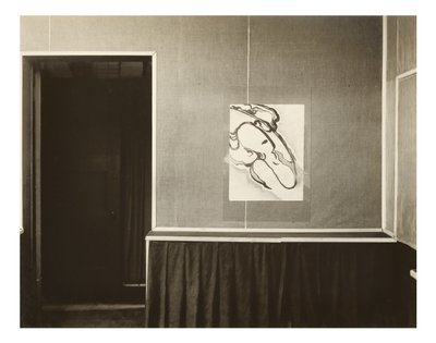 Päähuone - seinä, oven vieressä, vasemmalla. tekijältä Alfred Stieglitz