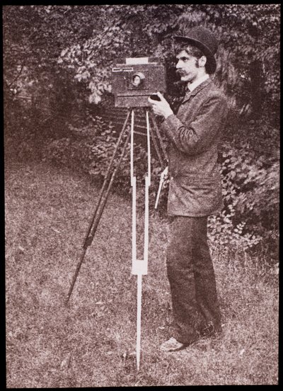 Omakuva kameralla, jalustalla ja pistoolilla tekijältä Alfred Stieglitz