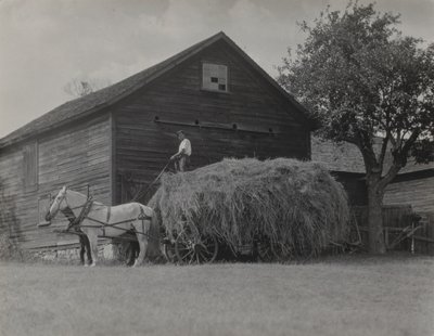 Heinävaunu ja lato tekijältä Alfred Stieglitz