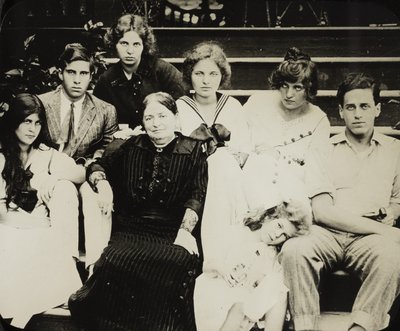 Nimetön (Stieglitzin äiti Hedwig lastenlasten kanssa Oaklawnin portailla) tekijältä Alfred Stieglitz