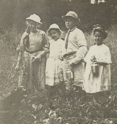 Nimetön Flora, Elizabeth, Howard & Kitty Lake George -kentällä, 190305. tekijältä Alfred Stieglitz