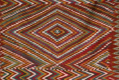 Matto Mzabin laaksosta, yksityiskohta (villaa) tekijältä Algerian School