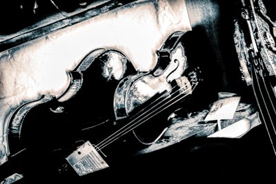 Broken String, 2018 (käsin maalattu valokuva) tekijältä Alice Gur-Arie