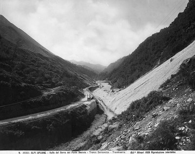 Näkymä Valle del Serraan Desiatan sillalta ja marmorilouhoksille tieosuudella Seravezza-Trambiserra Apuanan Alpeilla (s/w-kuva). tekijältä Fratelli Alinari