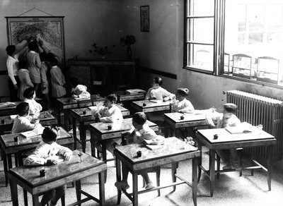 Villa Rosa Maltoni Mussolini: pojat luokkahuoneessa (m/v kuva) tekijältä Fratelli Alinari