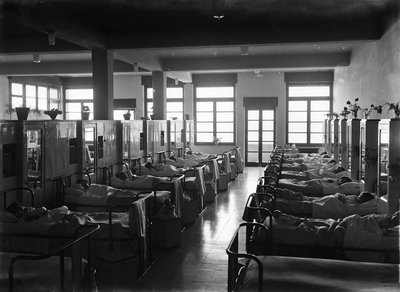 Villa Rosa Maltoni Mussolini: lapset sängyissään (m/w kuva) tekijältä Fratelli Alinari