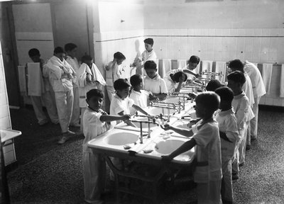 Villa Rosa Maltoni Mussolini: lasten pesu ennen nukkumaanmenoa (m/w kuva) tekijältä Fratelli Alinari