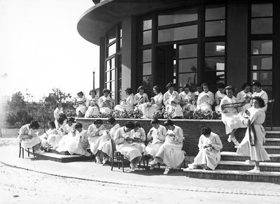 Villa Rosa Maltoni Mussolini: naisopiskelijat ompelutunnilla, ulkona (m/v kuva) tekijältä Fratelli Alinari