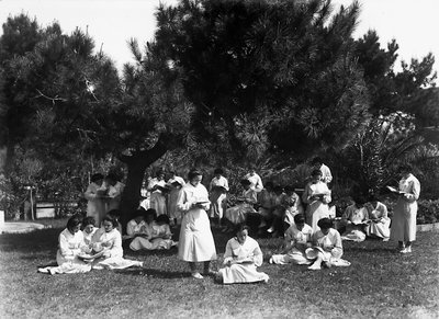 Villa Rosa Maltoni Mussolini: naisopiskelijat ulkotunnilla (m/v kuva) tekijältä Fratelli Alinari
