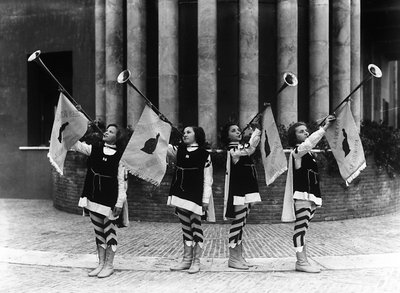 Villa Rosa Maltoni Mussolini: ryhmä nuoria tyttöjä pukeutuneena sivupoikiksi (m/v kuva) tekijältä Fratelli Alinari