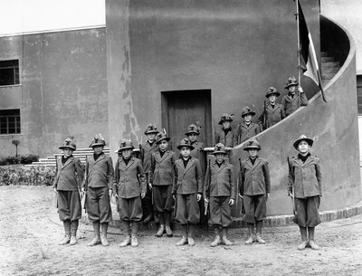 Villa Rosa Maltoni Mussolini: muotokuva friulilaisista sotilasunivormuista pukeutuneista lapsista (m/v kuva) tekijältä Fratelli Alinari