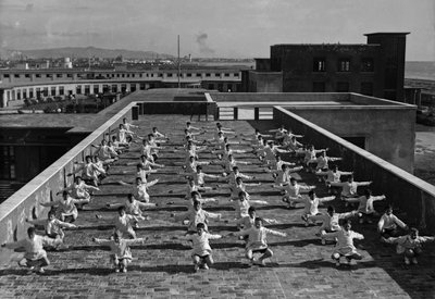 Villa Rosa Maltoni Mussolini: nuoret opiskelijat harjoittelemassa (m/w kuva) tekijältä Fratelli Alinari