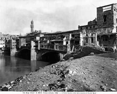 Toinen maailmansota: Ponte Vecchio nähtynä Borgo S. Jacopon raunioista Firenzessä pommituksen jälkeen. Tämä valokuva oli aiemmin osa Brogi-kokoelmaa, mutta kuuluu nyt Alinari-kokoelmaan (m/w kuva) tekijältä Fratelli Alinari