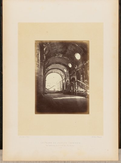 Palais de Justice palaa. Salle des Pas-Perdusin sisäkuva. tekijältä Alphonse J. Liébert