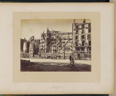 Rue Royale (Faubourg Saint-Honorén kulmassa) paloi 24. toukokuuta 1871. tekijältä Alphonse J. Liébert