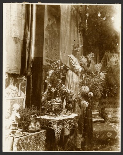 [Muchan ateljeen nurkka, jossa on patsaita, grafiikkaa ja kukkia, Rue du Val-de-Grâce, Pariisi] tekijältä Alphonse Maria Mucha