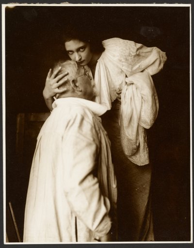 [Alphonse Mucha puvussa tyttärensä Jaroslavan kanssa julisteen mallina, "De Forest Phonofilm", ensimmäinen Bio Adria -elokuvateatterissa (Praha) esitetty "puhe-elokuva", Zbiroh, Böömi] tekijältä Alphonse Maria Mucha