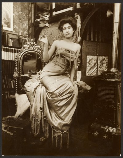 [Naismalli pitelee laakeripuun oksaa, Pariisi] tekijältä Alphonse Maria Mucha