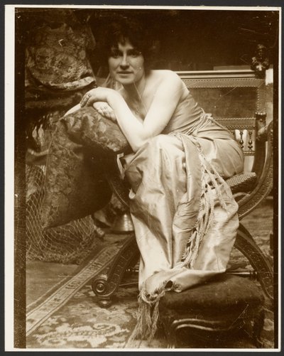 [Naismalli poseeraa koristepaneelia "Smaragdi" varten, jota käytettiin 1930-luvun alussa useissa muissa piirustuksissa ja maalauksissa, Pariisi] tekijältä Alphonse Maria Mucha