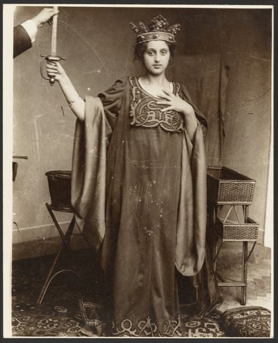 [Naismalli, jolla on kruunu ja miekka kädessään] tekijältä Alphonse Maria Mucha