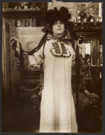 [Naismalli pitkässä valkoisessa kaapussa ja nauhahattu päässä, Pariisi] tekijältä Alphonse Maria Mucha