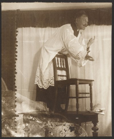 [Alphonse Muchan omakuva, jossa hän poseeraa nimellä "Jan Jus" kuvaansa "Mestari John Juss saarnaa Betlehemin kappelissa" (1916), joka on peräisin teoksesta "Eepos slaaveista", Zbiroh, Böömi]] tekijältä Alphonse Maria Mucha