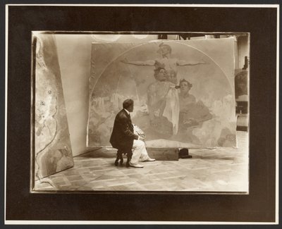 [Alphonse Muchan omakuva Prahan pormestarin kunnantalolle "Lunette, voiman kautta vapauteen, rakkauden kautta ykseyteen!" -teoksen parissa] tekijältä Alphonse Maria Mucha