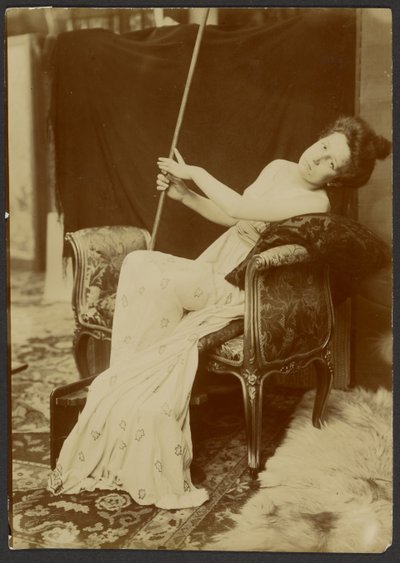 [Nainen mallintaa penkillä] tekijältä Alphonse Maria Mucha