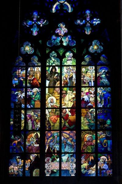 Lasimaalaus Alphonse Mucha (Alphons) (1860-1939) Saint Guyn katedraalissa Prahassa, Tšekin tasavallassa. Valokuvaus 2009 tekijältä Alphonse Mucha