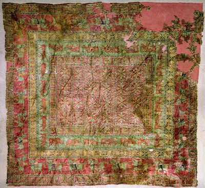 Kasamatto, joka kuvaa hevosia, ratsastajia, kuusipeuraa ja griffinejä, Pazyrykin hautakumpuilta, 5.-4. vuosisadalta eKr. (tekstiili) (katso lisätietoja 165705) tekijältä Altaic School