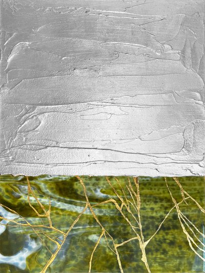 Kullattu vihreä hopea, abstrakti tekijältä Alyson Storms