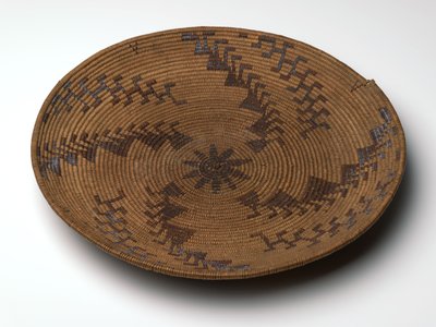 Tammenterhojauhojen seulontakaukalo, n. 1860-1909 (vaahtera, punanuppukuori ja paju) tekijältä Amanda Wilson