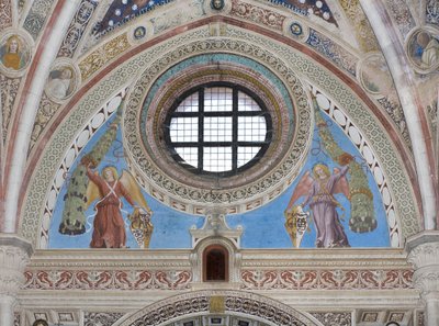 Enkelit kilveineen pitelevät seppeleitä, n. 1500-22 tekijältä Ambrogio da Fossano
