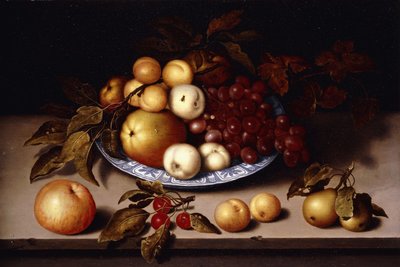 Persikat, omenat, aprikoosit ja viinirypäleet Wanli Kraak posliinikulhossa, jossa kirsikoita, päärynöitä, aprikooseja ja omena reunalla, tekijältä Ambrosius the Elder Bosschaert