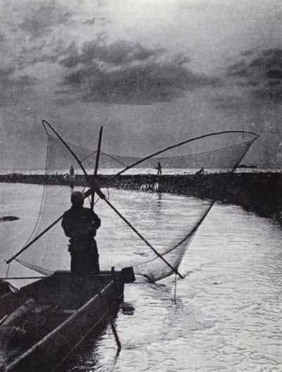 Japanilainen kalastaja piirtää verkkoaan (m/w kuva) tekijältä American Photographer (after)