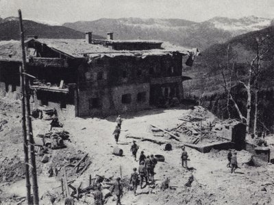 Amerikkalaiset ja ranskalaiset joukot tutkivat natsijohtajan Adolf Hitlerin vetäytymisen raunioita Berchtesgadenissa Baijerin Alpeilla, toinen maailmansota, toukokuu 1945 (m/v kuva) tekijältä American Photographer (after)