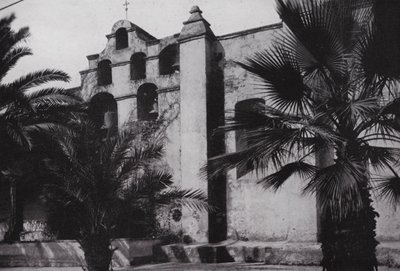 Kalifornia: Bells of Mission San Gabriel, perustettu 1771, unikon peittämien juurten rinteillä lähellä Pasadenaa (m/v kuva) tekijältä American Photographer (after)