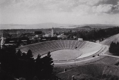 Kalifornia: Berkeley, University of California Memorial Stadium, 75 000 istumapaikkaa (m/v kuva) tekijältä American Photographer (after)
