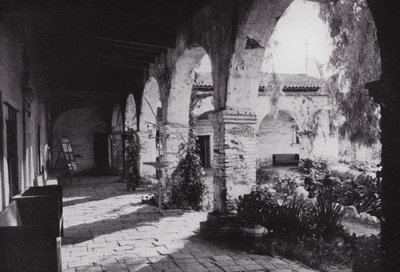 Kalifornia: Mission San Juan Capistrano, perustettu 1776, Los Angelesin eteläpuolella (m/v kuva) tekijältä American Photographer (after)