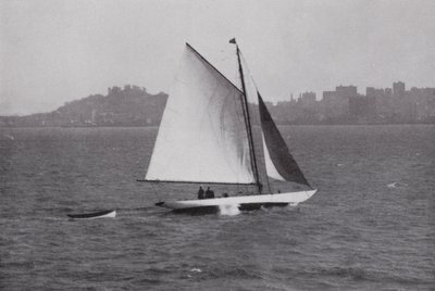 Kalifornia: San Francisco Bay, Telegraph Hillin ja Russian Hillin siluetti taustalla (m/w kuva) tekijältä American Photographer (after)