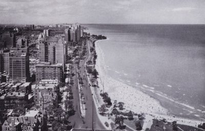 Chicago: Sheridan Road ja Oak Street Beach, katsot pohjoiseen Drake-hotellista (m/w kuva) tekijältä American Photographer (after)