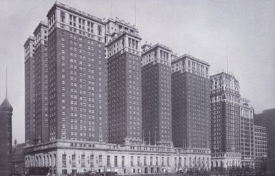Chicago: The Stevens Hotel, Blackstone Hotel oikealla (m/w kuva) tekijältä American Photographer (after)