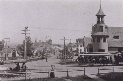 Old Orchard Beach, Maine: Old Orchard katsoo rannalle (m/w kuva) tekijältä American Photographer (after)